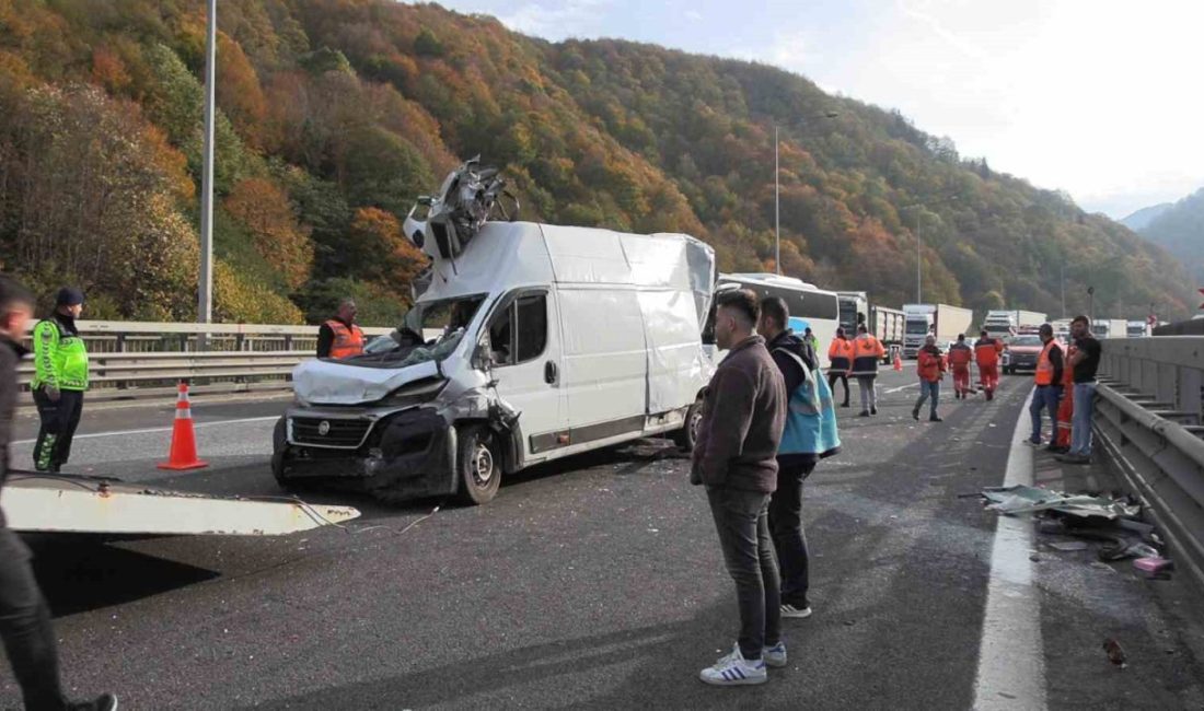 TEM Otoyolu’nun Bolu geçişinde otobüs, tır ve panelvanın karıştığı zincirleme