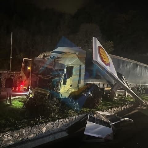 Sakarya’nın Geyve ilçesi D-650 kara yolunda kontrolden çıkan tır, yön