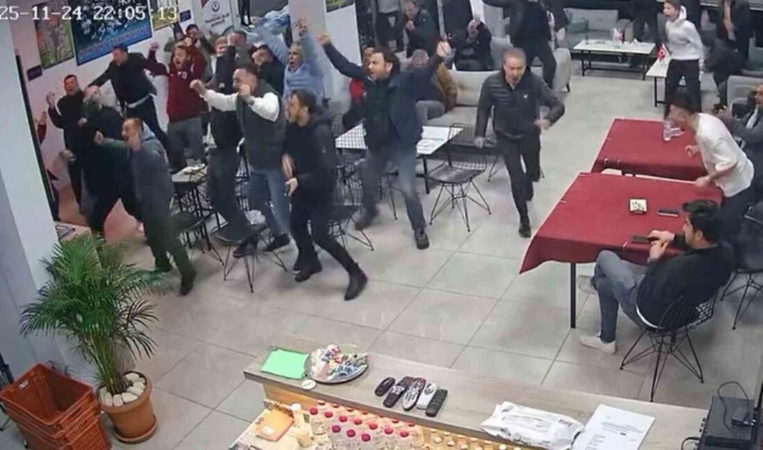 Trabzonspor gol attı taraftarlar böyle coştu Düzce(İHA) – Düzce Trabzonlular Derneği’nde bir araya gelen Trabzonspor taraftarları,