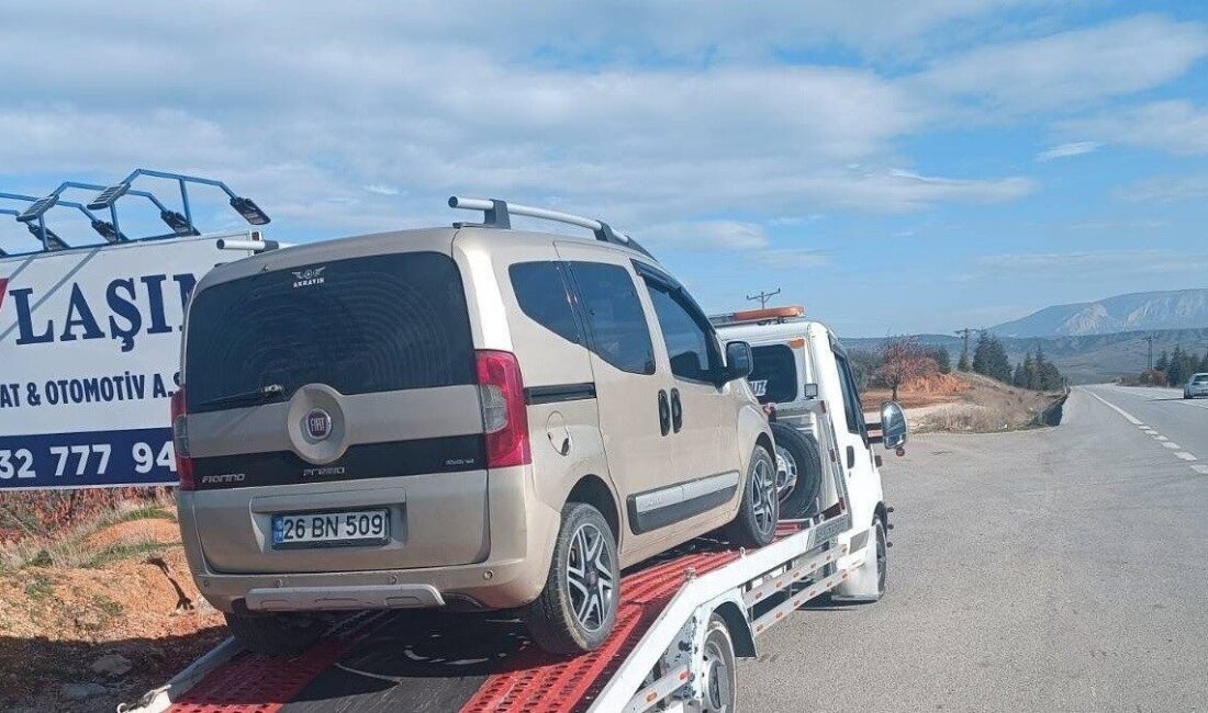 Bilecik’te jandarmanın trafik kontrolü sırasında yakalaması olan hafifi ticari araç
