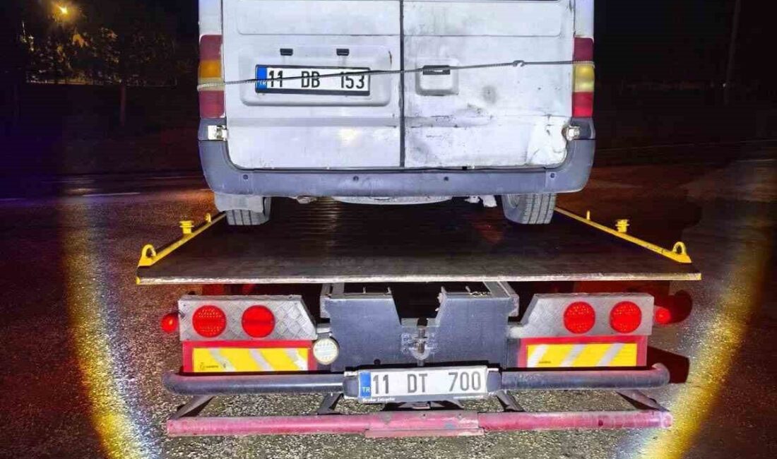 Bilecik’te jandarmanın trafik kontrolü sırasında yakalaması olan minibüs otoparka çekildi.