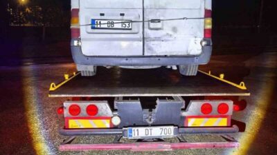 Bilecik’te jandarmanın trafik kontrolü sırasında yakalaması olan minibüs otoparka çekildi.