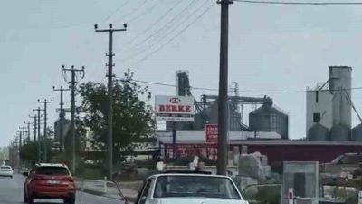 SAKARYA (İHA) – Sakarya’nın Adapazarı ilçesinde sürücüsü ve yolcu kapıları