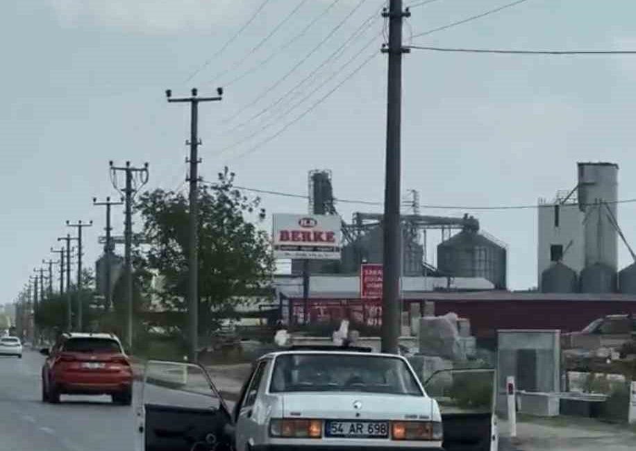 SAKARYA (İHA) – Sakarya’nın Adapazarı ilçesinde sürücüsü ve yolcu kapıları