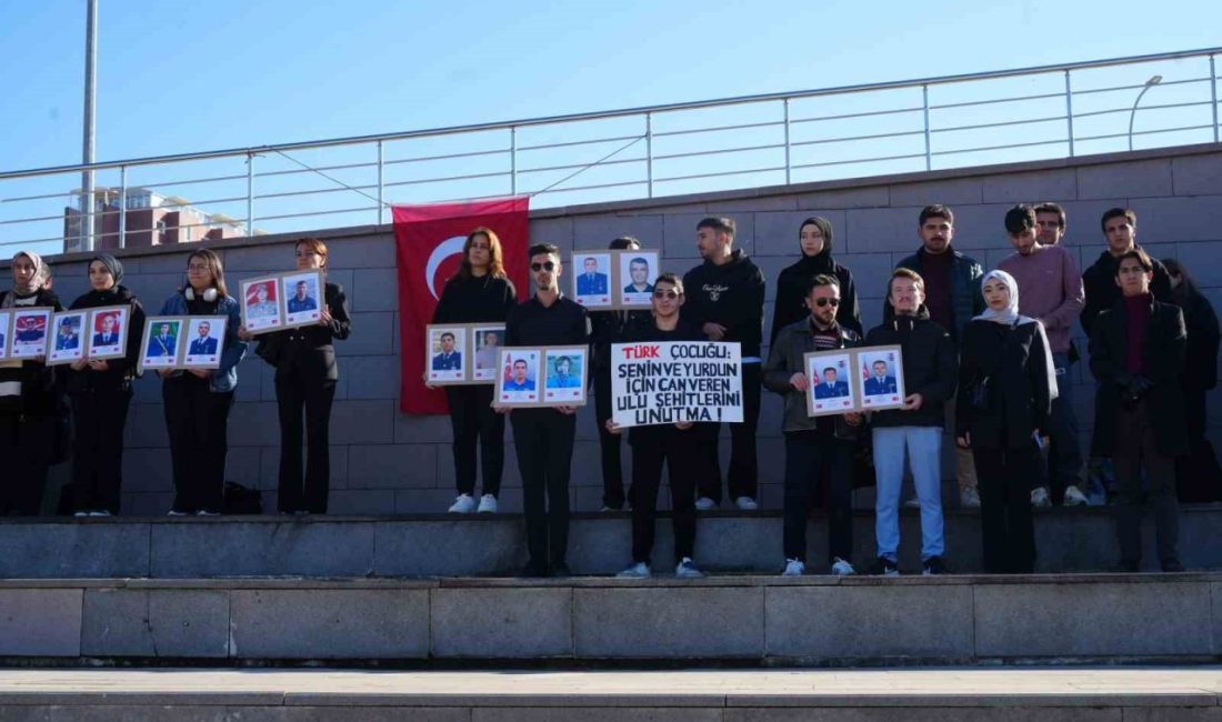 Üniversite öğrencileri şehitleri dualarla andı Kastamonu Üniversitesi öğrencileri, Azerbaycan’dan Türkiye’ye gelirken düşen uçakta şehit düşen