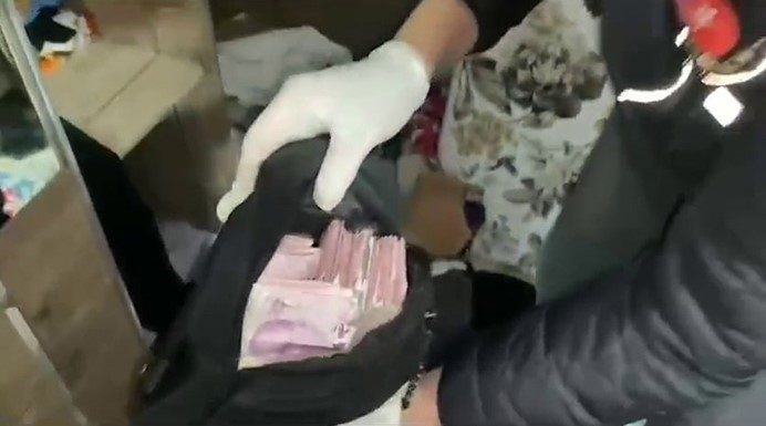 Sakarya’nın Adapazarı ilçesinde uyuşturucu madde sattığı tespit edilen şahıs, polis