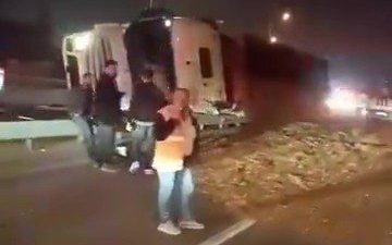 Kocaeli’nin Başiskele ilçesinde virajı alamayan yonga yüklü tır devrildi, sürücüsü