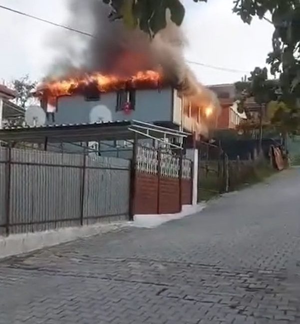 Yalova’da iki katlı binada çıkan yangın itfaiye ekipleri tarafından söndürüldü.