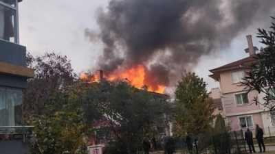 Yalova’da 3 katlı binanın çatısında çıkan yangın itfaiye ekiplerince söndürüldü.