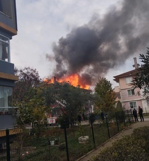 Yalova’da çatı yangını Yalova’da 3 katlı binanın çatısında çıkan yangın itfaiye ekiplerince söndürüldü.