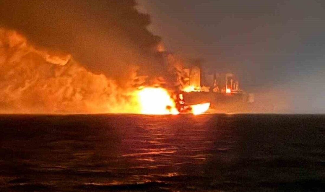 Kocaeli’nin Kandıra ilçesi Kefken açıklarında yangın çıkan yabancı menşeli gemideki