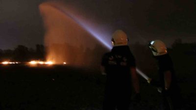 Sakarya’nın Akyazı ilçesinde yasak ve cezaya aldırış etmeden yakılan anız,