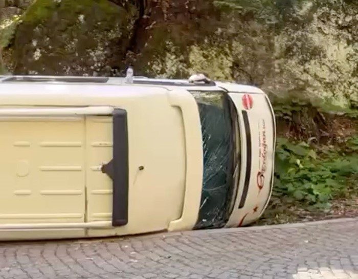 Bolu’nun doğa harikası Yedigöller Milli Parkı’nda içerisinde yolcu bulunmayan minibüs