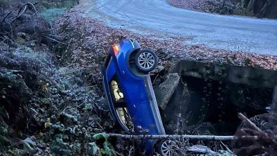 Bolu’da Yedigöller Milli Parkı yolunda kontrolden çıkan otomobil şarampole devrildi.