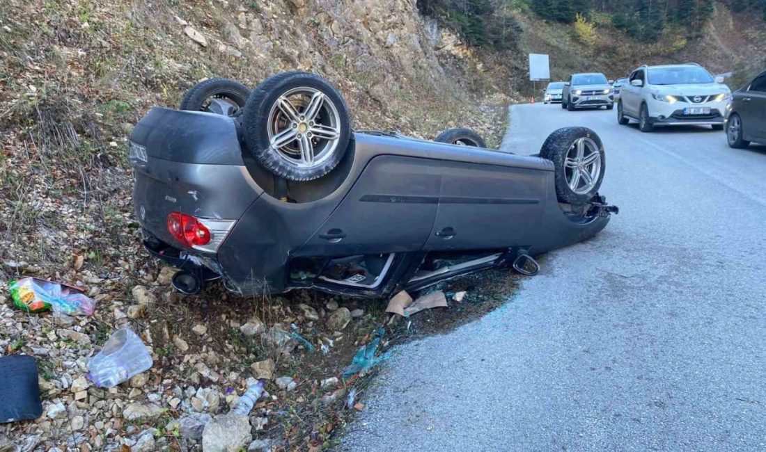 Yedigöller yolunda sabah saatlerinde gizli buzlanma nedeniyle virajı alamayan araç,