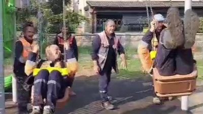 Sakarya’nın Karasu ilçesinde temizlik işçilerinin çocuk parkında salıncağa binerken geçirdikleri
