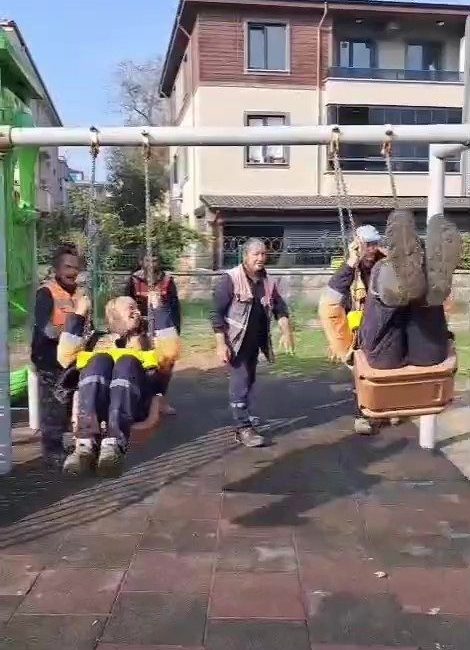 Yoğun çalışma temposuna salıncak molası verdiler Sakarya’nın Karasu ilçesinde temizlik işçilerinin çocuk parkında salıncağa binerken geçirdikleri
