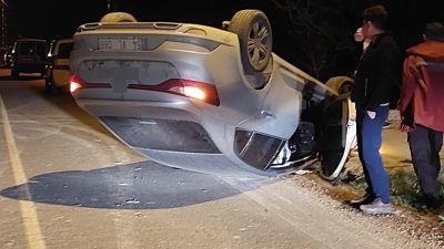 Sakarya’nın Kaynarca ilçesinde yola dökülen kuma çarpan otomobil takla attı.