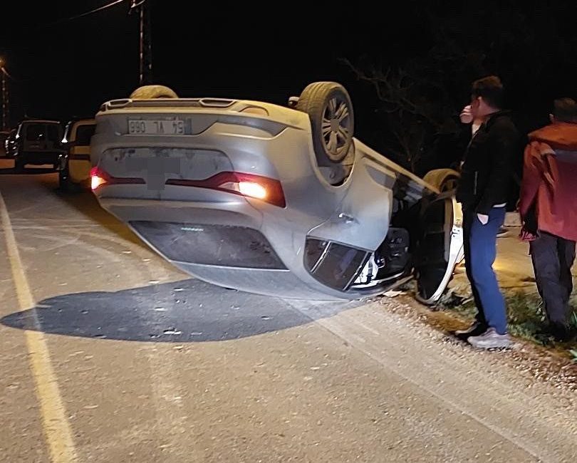 Sakarya’nın Kaynarca ilçesinde yola dökülen kuma çarpan otomobil takla attı.