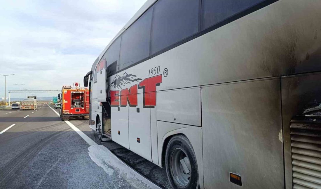 Yolcu otobüsünün motor kısmından alevler yükseldi TEM Otoyolu’nun Bolu geçişinde yolcu otobüsü motor kısmından alev aldı.