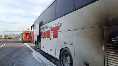 TEM Otoyolu’nun Bolu geçişinde yolcu otobüsü motor kısmından alev aldı.