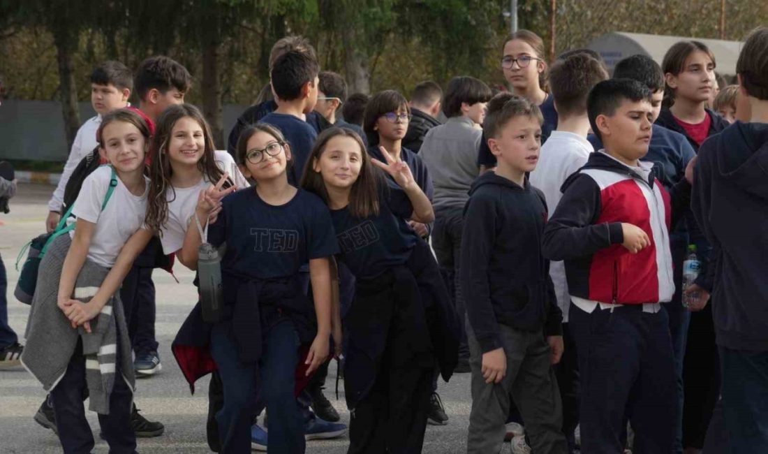 Yürüyüşü ile fenomen olan öğretmene sürpriz Düzce’de 29 Ekim geçiş törenindeki yürüyüşüyle büyük beğeni toplayan Beden