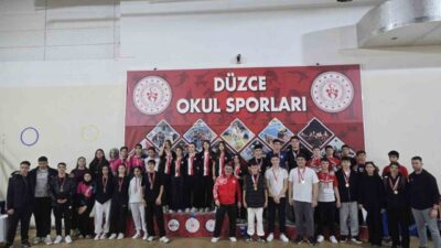DÜZCE(İHA) – Düzce’de okul sporları bilek güreşi müsabakaları geçişmeli mücadelelere