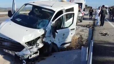 Kocaeli’nin Kandıra ilçesinde 2 aracın çarpıştığı kazada sürücüler yaralandı. Kaza