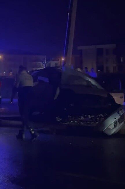 23 yaşındaki genç aydınlatma direğine çarparak yaşamını yitirdi Sakarya’nın Adapazarı ilçesinde meydana gelen trafik kazasında 23 yaşındaki genç,