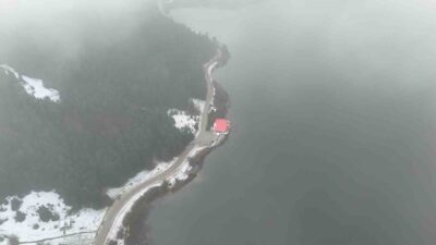 Bolu’nun doğa harikası Abant Gölü Milli Parkı, dağların eteklerini kaplayan