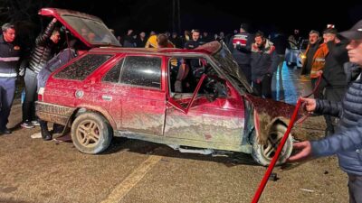 Bolu’da Abant yolunda iki otomobilin kafa kafaya çarpıştığı kazada ağır