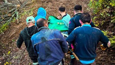 Kastamonu’nun Cide ilçesinde ağaç keserken yaralanan işçi, ekipler tarafından ormanda