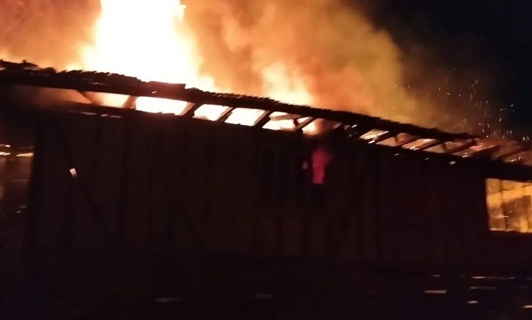 Kastamonu’da çıkan yangında iki katlı ahşap ev kullanılmaz hale geldi.