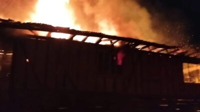 Kastamonu’da çıkan yangında iki katlı ahşap ev kullanılmaz hale geldi.