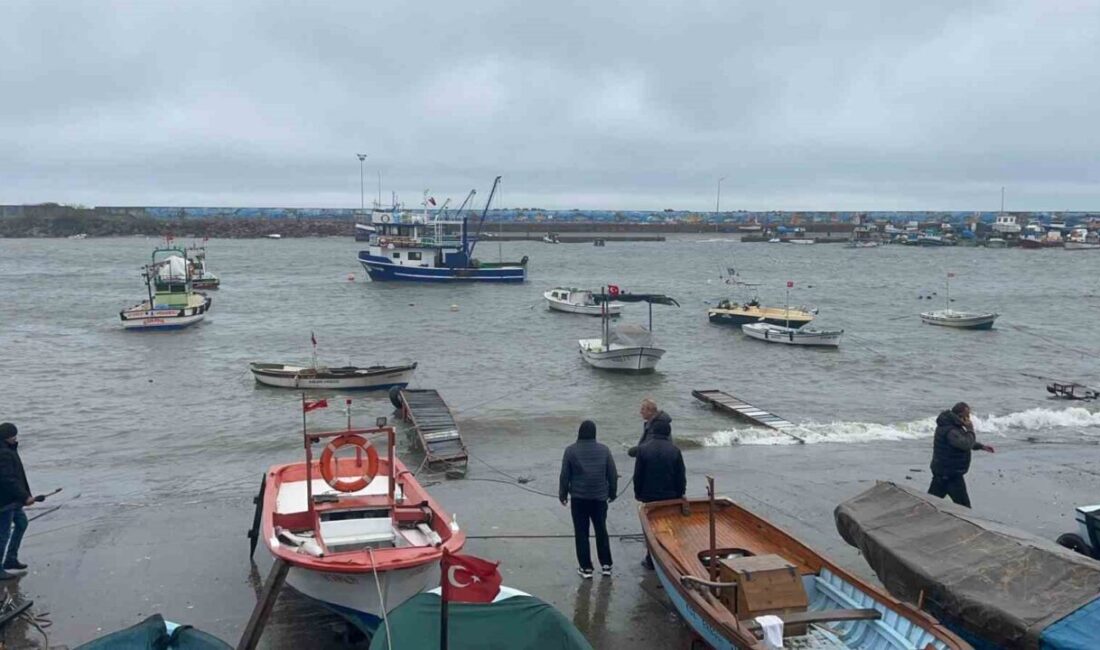 Düzce’nin Akçakoca ilçesinde etkili olan karayel nedeniyle dalga boyu 5