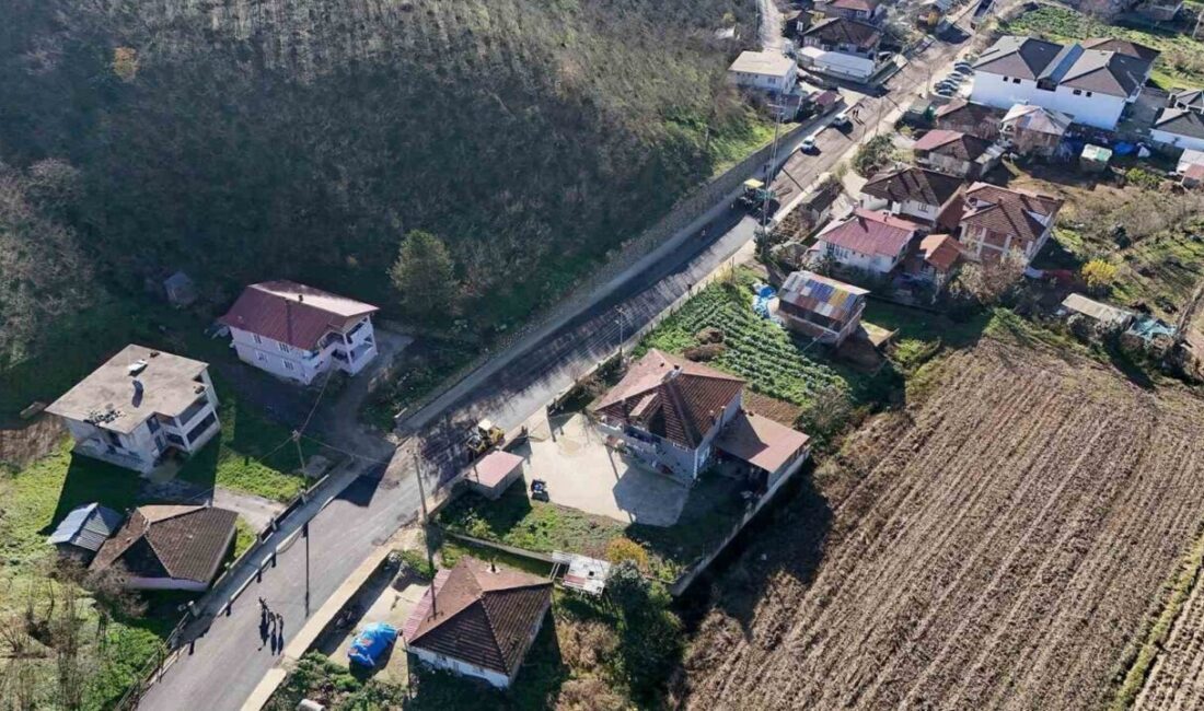 Akyazı’da altyapı çalışmaları tamamlanan güzergahlarda sıcak asfalt serimine başlandı. Büyükşehir