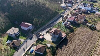 Akyazı’da altyapı çalışmaları tamamlanan güzergahlarda sıcak asfalt serimine başlandı. Büyükşehir