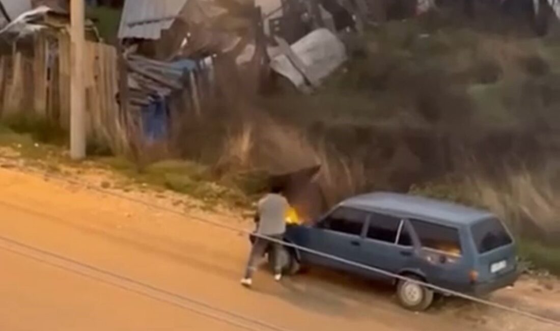 Alev alev yanan aracını kovayla su döküp söndürdü Bolu’da bir sürücü seyir halindeyken aracında çıkan yangını kovayla su