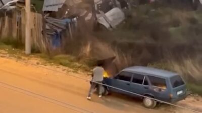 Bolu’da bir sürücü seyir halindeyken aracında çıkan yangını kovayla su