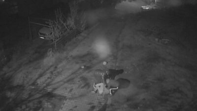 Kocaeli’nin Gebze ilçesinde 74 yaşındaki Zeki Aydın, evinin önünde iki