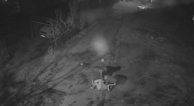 Kocaeli’nin Gebze ilçesinde 74 yaşındaki Zeki Aydın, evinin önünde iki