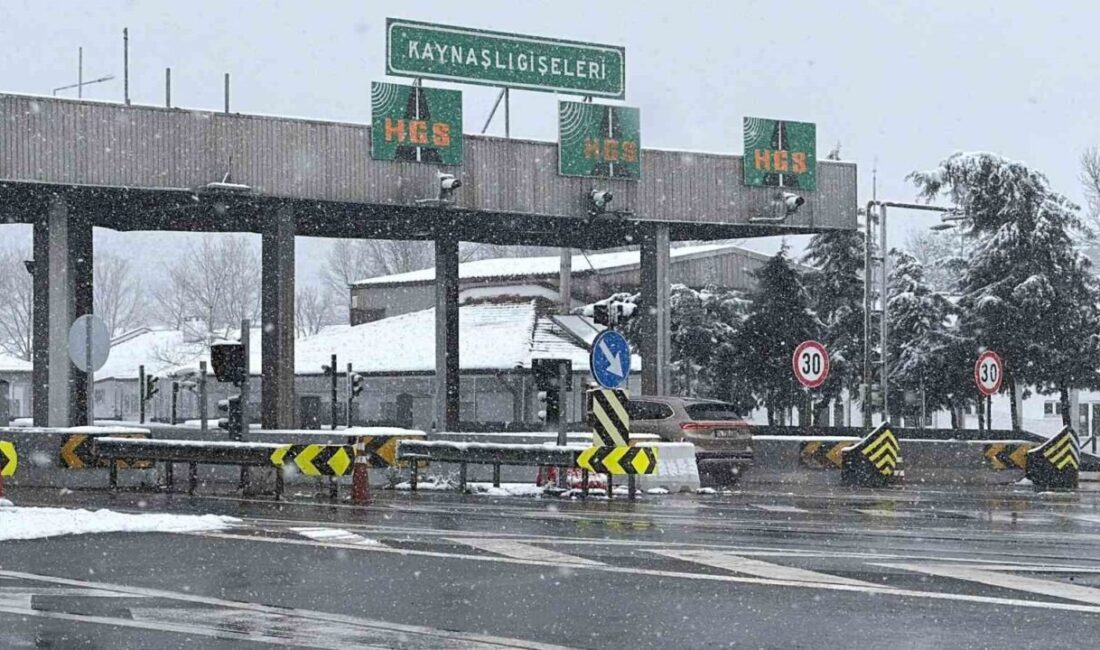Düzce’de etkili olan kar yağışı sebebi ile aralıklarla Anadolu Otoyolu