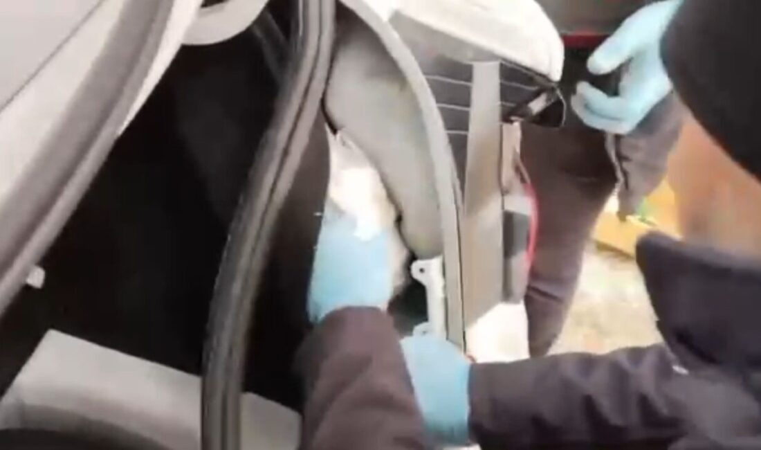 Kastamonu’da polis ekipleri tarafından narkotik köpeğiyle arama yapılan arabanın bagaj