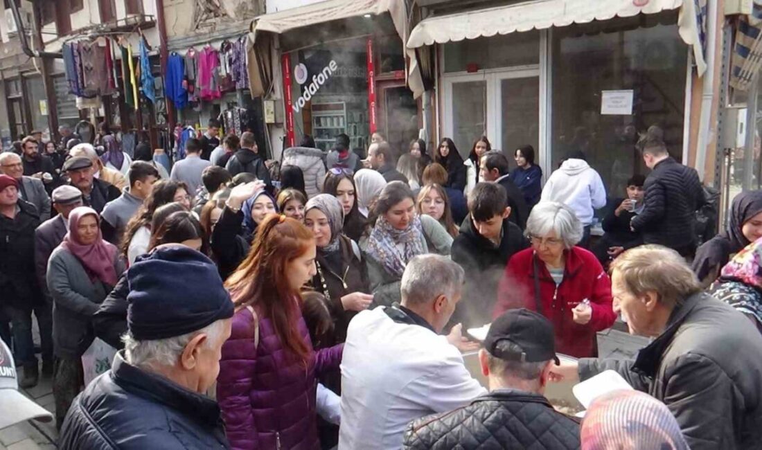 Asırlardır süregelen gelenek bu hafta da devam ettirildi Bolu’nun Mudurnu ilçesinde 8 asırdır geleneksel olarak yapılan esnaf duası,