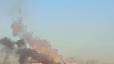 Kocaeli’nin Dilovası ilçesindeki bir fabrikanın bacasından çıkan siyah duman vatandaşları