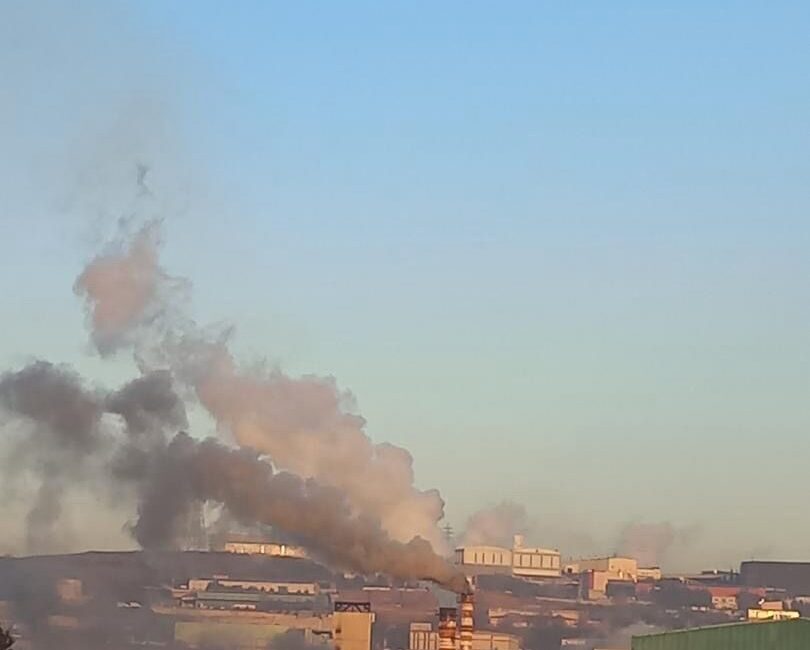 Bacadan çıkan simsiyah duman vatandaşı tedirgin etti Kocaeli’nin Dilovası ilçesindeki bir fabrikanın bacasından çıkan siyah duman vatandaşları