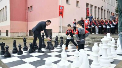 Başiskele’deki Misak-ı Milli İlkokulu bahçesine, belediye tarafından satranç oyun alanı