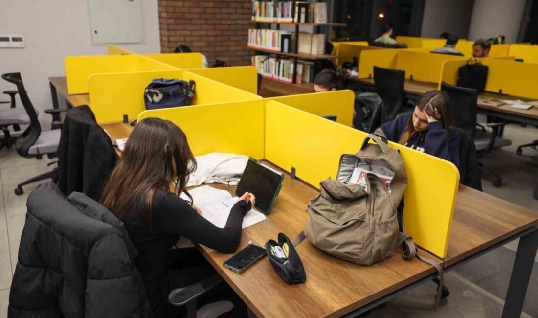 Başiskele’de hizmet veren Türkiye Yüzyılı Gençlik Merkezi, bünyesindeki modern kütüphane