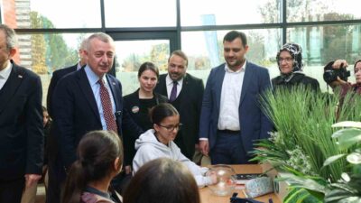 Kocaeli Büyükşehir Belediye Başkanı Tahir Büyükakın, kütüphaneleri yeni neslin talepleri