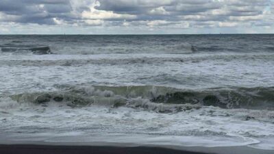 DÜZCE(İHA) – Düzce’de yüksek kesimlerde kar yağarken, Karadeniz’de fırtına etkili